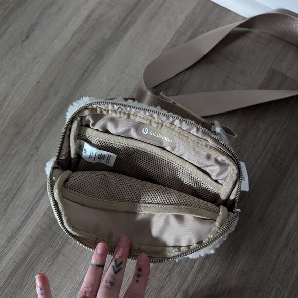 NWT Lululemon Everywhere Fleece Belt Bag Natural Ivory - Picture 2 of 5